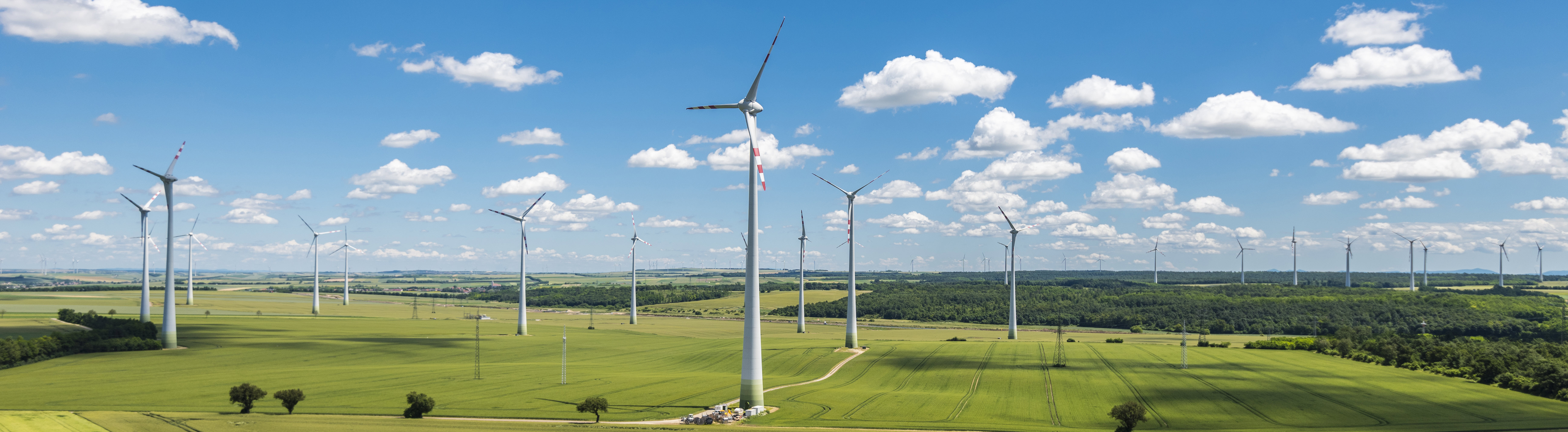 Windkraftanlagen im Windpark © iStock.com